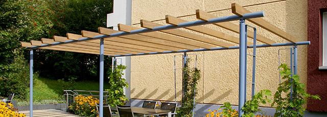 Stahlpergola mit Rankhilfen und Holzreiter - Ulrike Kühn Aussen Raum Ausstattung
