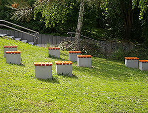 Betonhocker mit Lattenrosten aus Holz / Stahl-Ulrike Kühn Aussen Raum Ausstattung