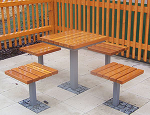 Picknick- Sitzgruppe, Tisch mit vier Hockern-Ulrike Kühn Aussen Raum Ausstattung