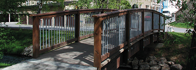 Holzbrücke mit Stahlsprossen - Ulrike Kühn Aussen Raum Ausstattung