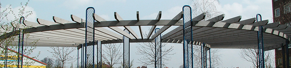 Rankpfosten aus Stahl mit Holzpergola - Ulrike Kühn Aussen Raum Ausstattung Rankpfosten aus Stahl mit Holzpergola - Ulrike Kühn Aussen Raum Ausstattung
