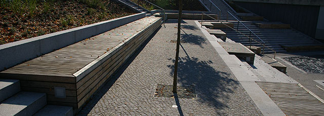 Holzpodeste über großzügiger Treppenanlage - Ulrike Kühn Aussen Raum Ausstattung Holzpodeste über großzügiger Treppenanlage - Ulrike Kühn Aussen Raum Ausstattung