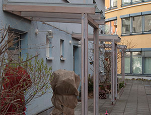 Hauseingang mit Glasüberdachung I - Ulrike Kühn Aussen Raum Ausstattung