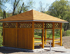 Quadratischer Holzpavillon mit Spitzdach - Ulrike Kühn Aussen Raum Ausstattung